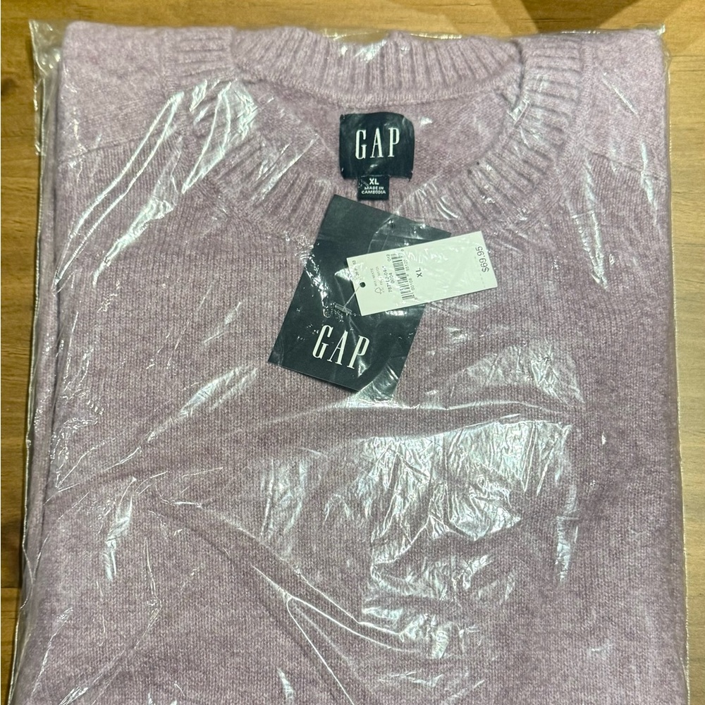 Men’s NWT Gap Lavender Crewneck Sweater